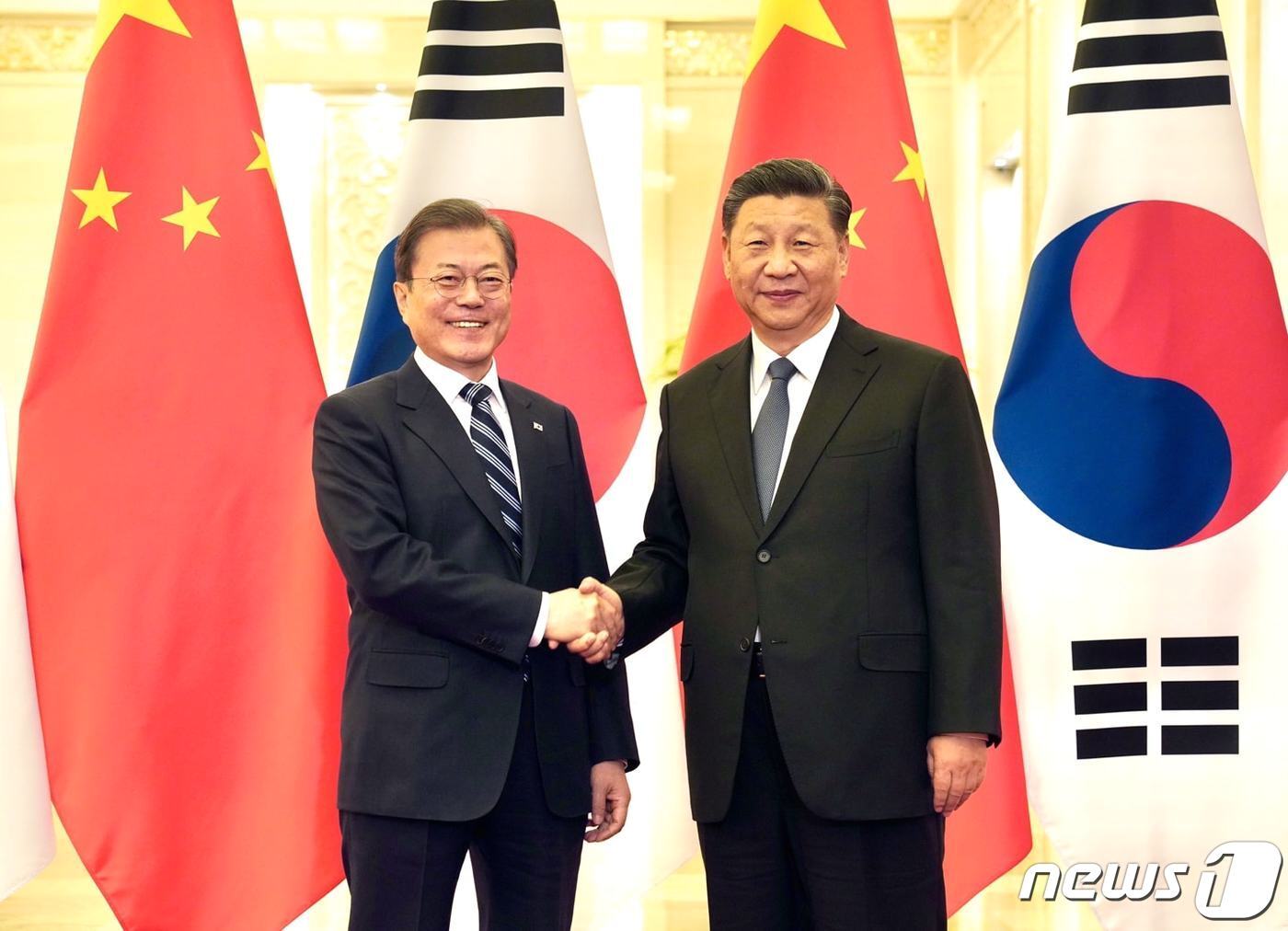 본문 이미지 - 문재인 대통령과 시진핑 중국 국가주석이 23일 중국 베이징 인민대회당에서 정상회담 전 악수하고 있다. (문재인 대통령 페이스북) 2019.12.23/뉴스1