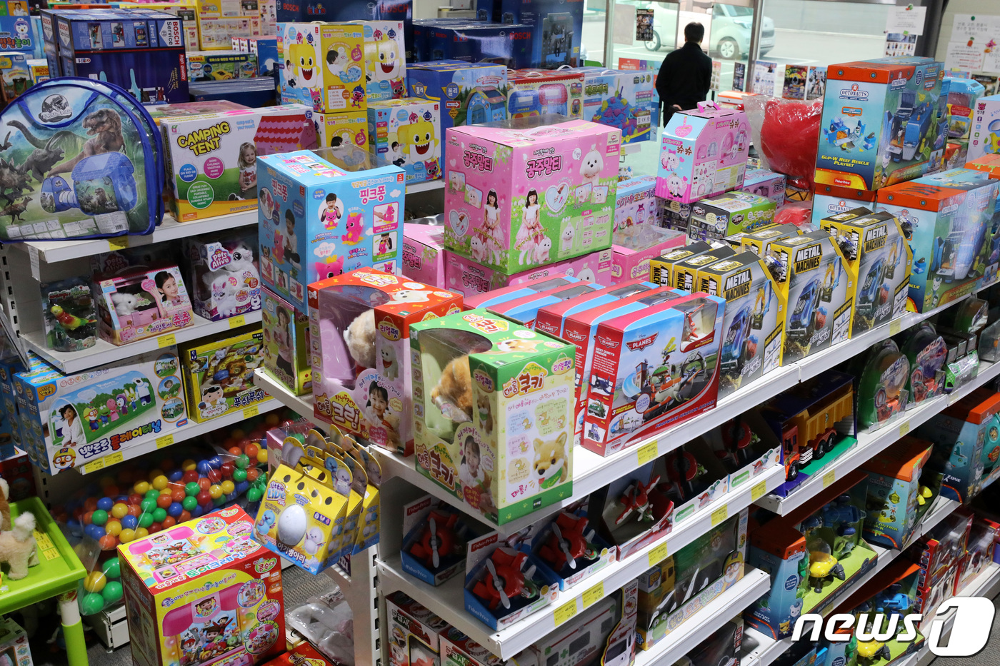 (화성=뉴스1) 조태형 기자 = 크리스마스를 이틀 앞둔 23일 오후 경기도 화성시 소재 한 장난감 가게가 연말 특수임에도 한산한 모습을 보이고 있다.장난감 가게 관계자는 "경기 침 …
