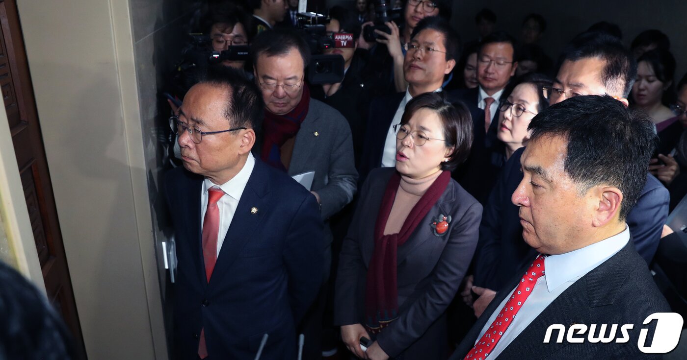본문 이미지 - 심재철 자유한국당 원내대표, 이주영 국회 부의장을 비롯한 자유한국당 의원들이 23일 서울 여의도 국회의장실 앞에서 본회의 안건 상정에 항의하며 면담을 요청하고 있다. 2019.12.23/뉴스1 ⓒ News1 이종덕 기자