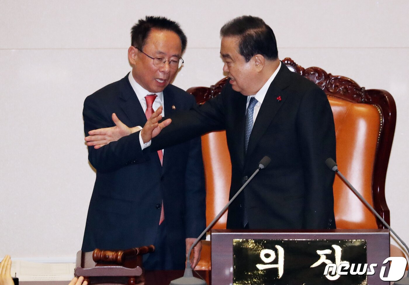 본문 이미지 - 문희상 국회의장과 이주영 부의장이 지난 2019년 12월 23일 오후 서울 여의도 국회에서 열린 제372회 국회 (임시회) 제1차 본회의에서 토론을 두고 실랑이를 벌이고 있다. 2019.12.23/뉴스1 ⓒ News1 김명섭 기자