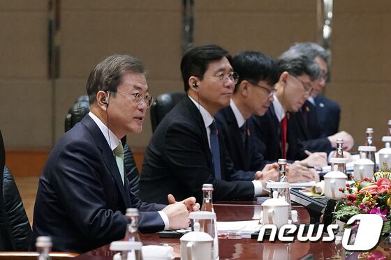 문재인 대통령이 23일 중국 청두 진장호텔에서 리커창 중국 국무원 총리와 회담을 하고 있다. (청와대 제공) 2019.12.24/뉴스1