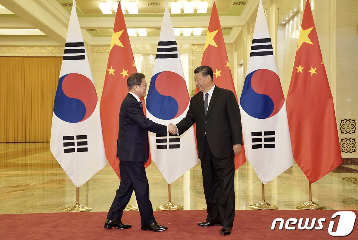 (서울=뉴스1) = 문재인 대통령과 시진핑 중국 국가주석이 23일 중국 베이징 인민대회당에서 정상회담 전 악수하고 있다. (청와대 제공) 2019.12.24/뉴스1