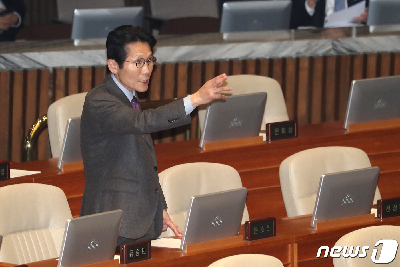 본문 이미지 - 윤소하 정의당 원내대표가 24일 오전 서울 여의도 국회에서 열린 제372회 국회 (임시회) 제1차 본회의에서 권성동 자유한국당 의원의 공직선거법 일부개정법률안에 대한 무제한 토론(필리버스터)에 항의하고 있다. 2019.12.24/뉴스1 ⓒ News1 임세영 기자