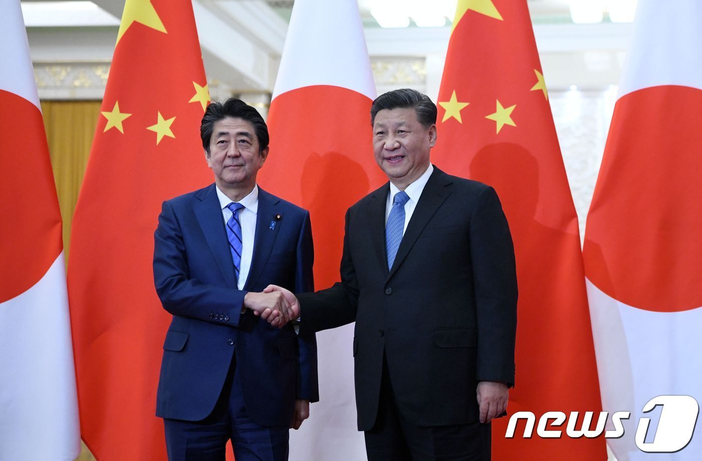 본문 이미지 - 시진핑 중국 국가주석과 아베 신조 일본 총리가 지난해 12월  베이징 인민대회당에서 정상회담에 앞서 악수하고 있다. ⓒ AFP=뉴스1 ⓒ News1 우동명 기자