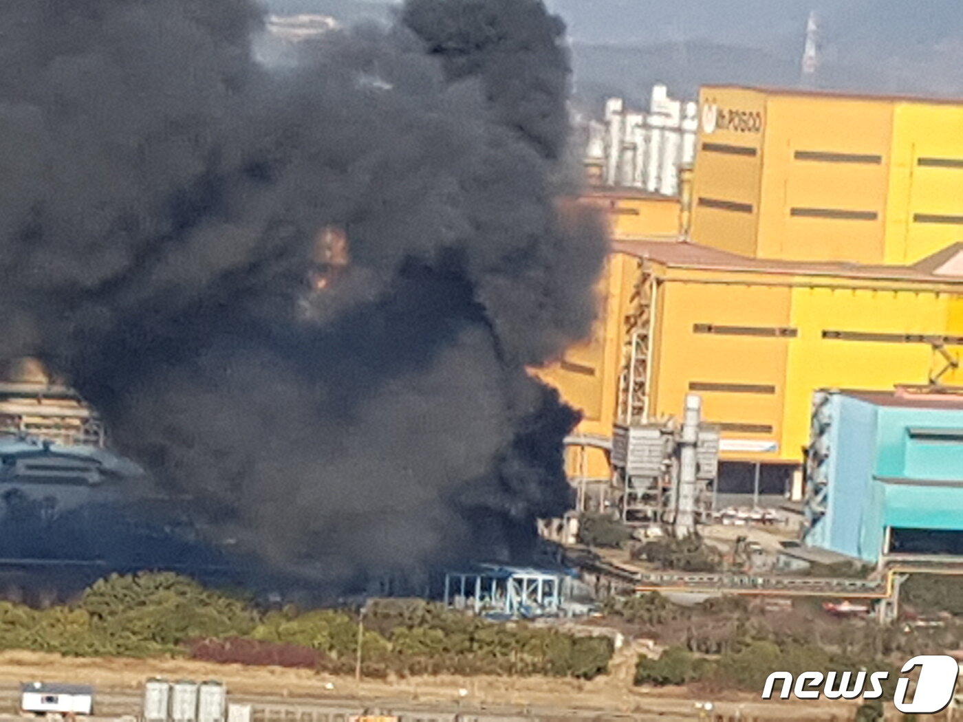 본문 이미지 - 24일 오후 1시20분쯤 전남 광양시 금호동의 포스코 광양제철소 후판제2공장에서 '펑' 소리와 함께 시커먼 연기가 하늘로 솟구치고 있다.(독자제공)2019.12.24./뉴스1 ⓒ News1 지정운 기자