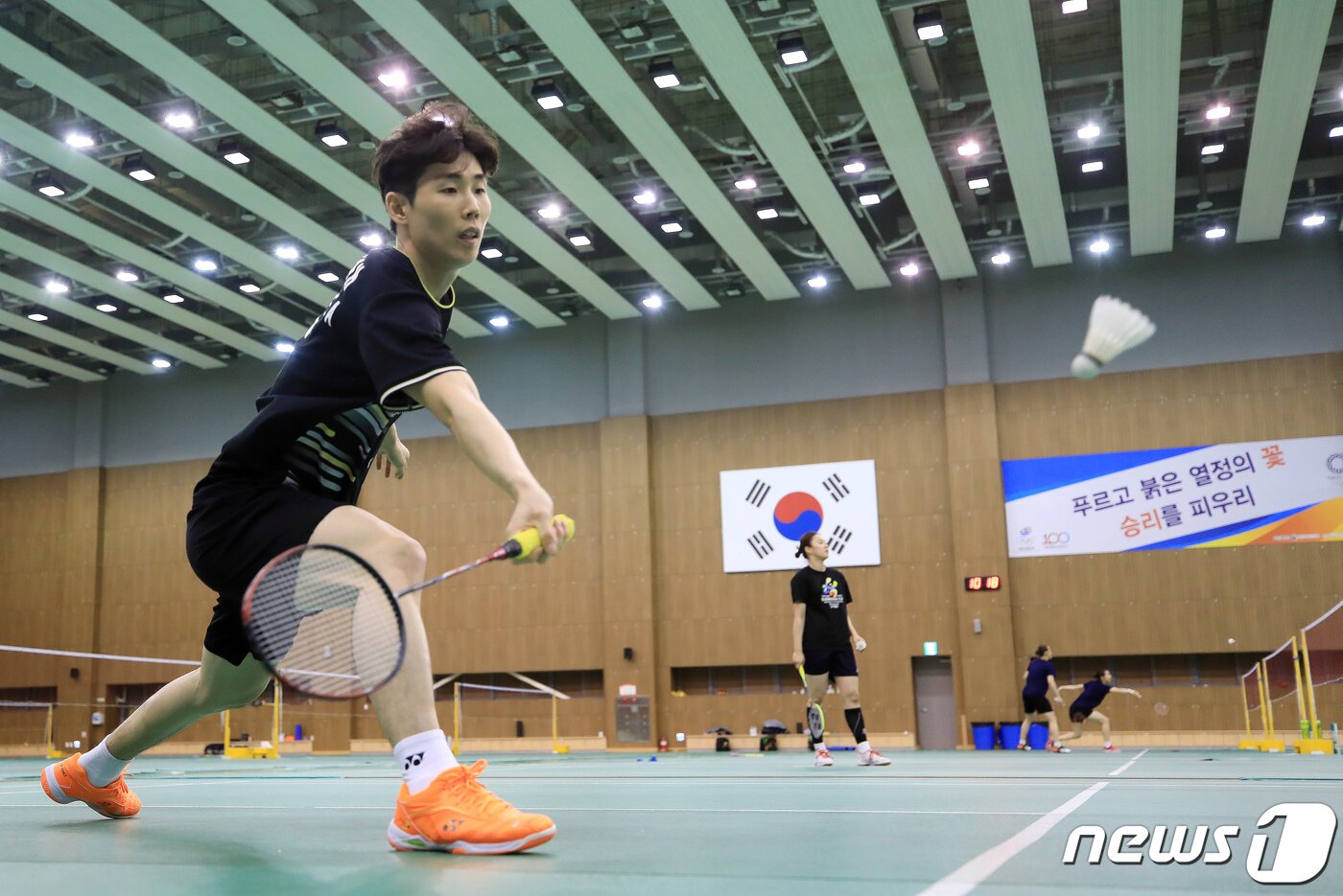 본문 이미지 - 손완호 등 올림픽 국가대표 배드민턴 선수들이 지난 19일 충북 진천 국가대표 선수촌에서 내년 8월 일본 도쿄에서 열리는 제32회 하계올림픽을 앞두고 구슬땀을 흘리며 훈련을 하고 있다. 2019.12.31/뉴스1 ⓒ News1 구윤성 기자