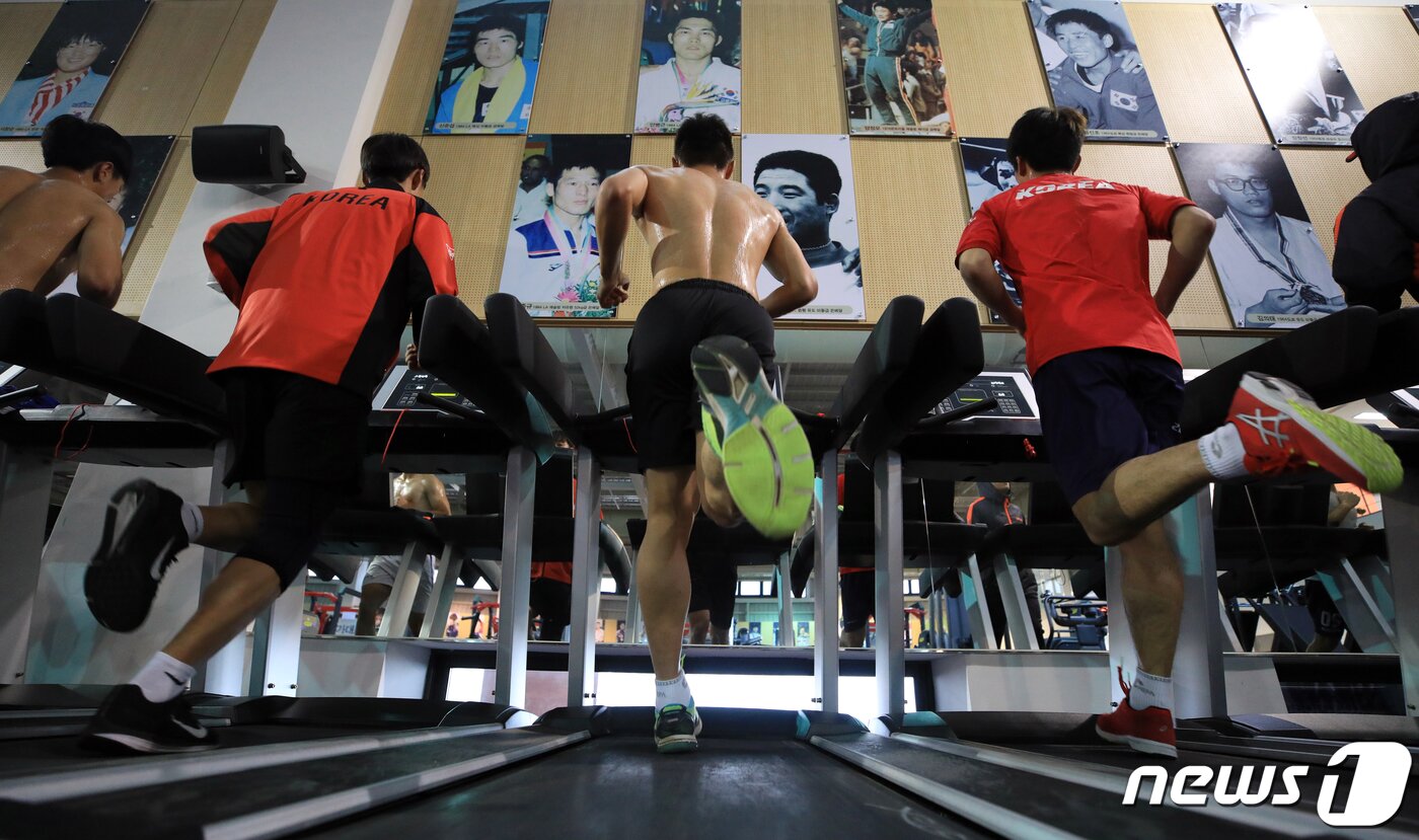 본문 이미지 - 올림픽 국가대표 선수들이 지난 19일 충북 진천 국가대표 선수촌에서 내년 8월 일본 도쿄에서 열리는 제32회 하계올림픽을 앞두고 구슬땀을 흘리며 훈련을 하고 있다. 2019.12.31/뉴스1 ⓒ News1 구윤성 기자
