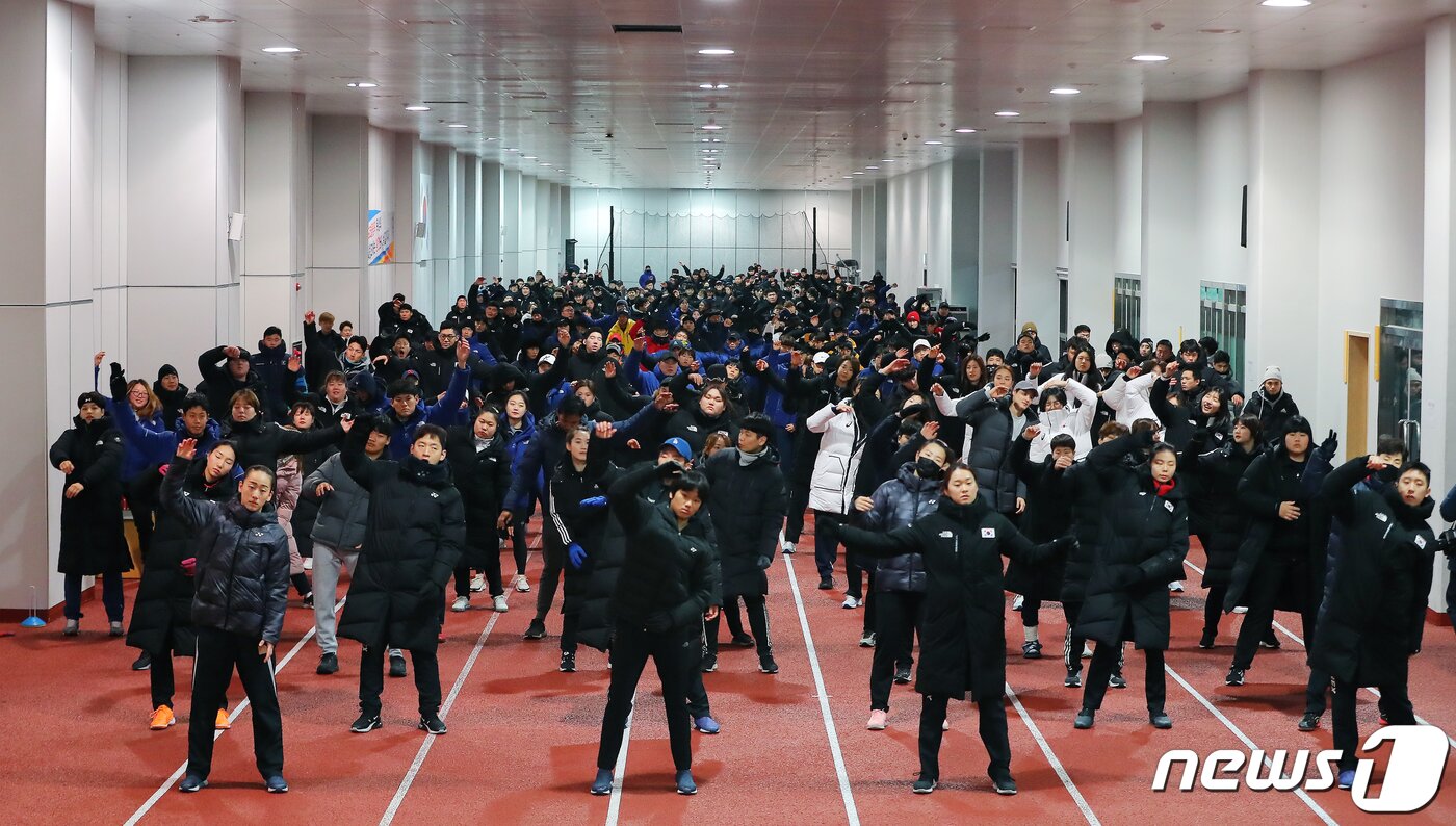 본문 이미지 - 올림픽 국가대표 선수들이 지난 19일 충북 진천 국가대표 선수촌에서 내년 8월 일본 도쿄에서 열리는 제32회 하계올림픽을 앞두고 스트레칭을 하며 몸을 풀고 있다. 2019.12.19/뉴스1 ⓒ News1 구윤성 기자