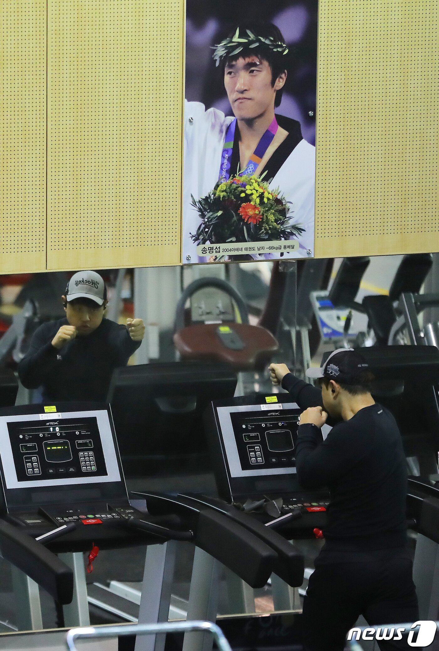 본문 이미지 - 올림픽 국가대표 선수가 지난 19일 충북 진천 국가대표 선수촌에서 내년 8월 일본 도쿄에서 열리는 제32회 하계올림픽을 앞두고 구슬땀을 흘리며 훈련하고 있다. 2019.12.19/뉴스1 ⓒ News1 구윤성 기자