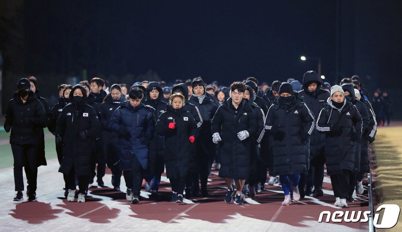 본문 이미지 - 올림픽 국가대표 선수들이 지난 19일 충북 진천 국가대표 선수촌에서 내년 8월 일본 도쿄에서 열리는 제32회 하계올림픽을 앞두고 트랙을 돌며 몸을 풀고 있다. 2019.12.31/뉴스1 ⓒ News1 구윤성 기자