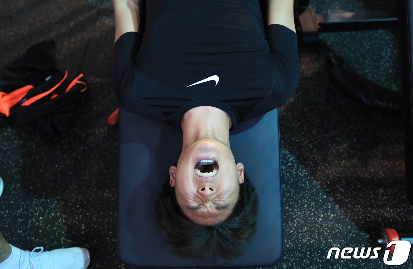 본문 이미지 - 올림픽 남자 필드하키 국가대표 선수들이 지난 19일 충북 진천 국가대표 선수촌에서 내년 8월 일본 도쿄에서 열리는 제32회 하계올림픽을 앞두고 구슬땀을 흘리며 훈련을 하고 있다. 2019.12.31/뉴스1 ⓒ News1 구윤성 기자