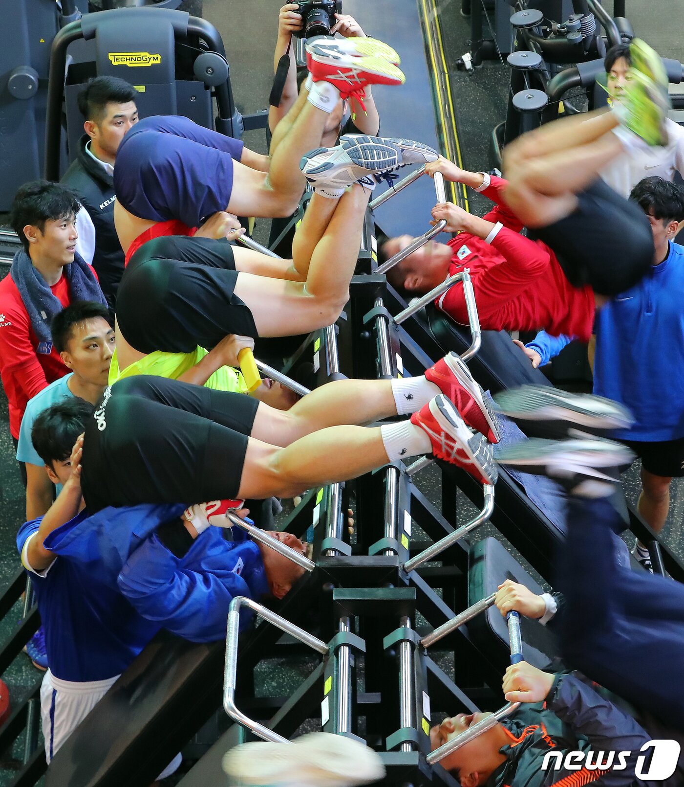 본문 이미지 - 올림픽 국가대표 선수들이 지난 19일 충북 진천 국가대표 선수촌에서 내년 8월 일본 도쿄에서 열리는 제32회 하계올림픽을 앞두고 구슬땀을 흘리며 훈련을 하고 있다. 2019.12.31/뉴스1 ⓒ News1 구윤성 기자