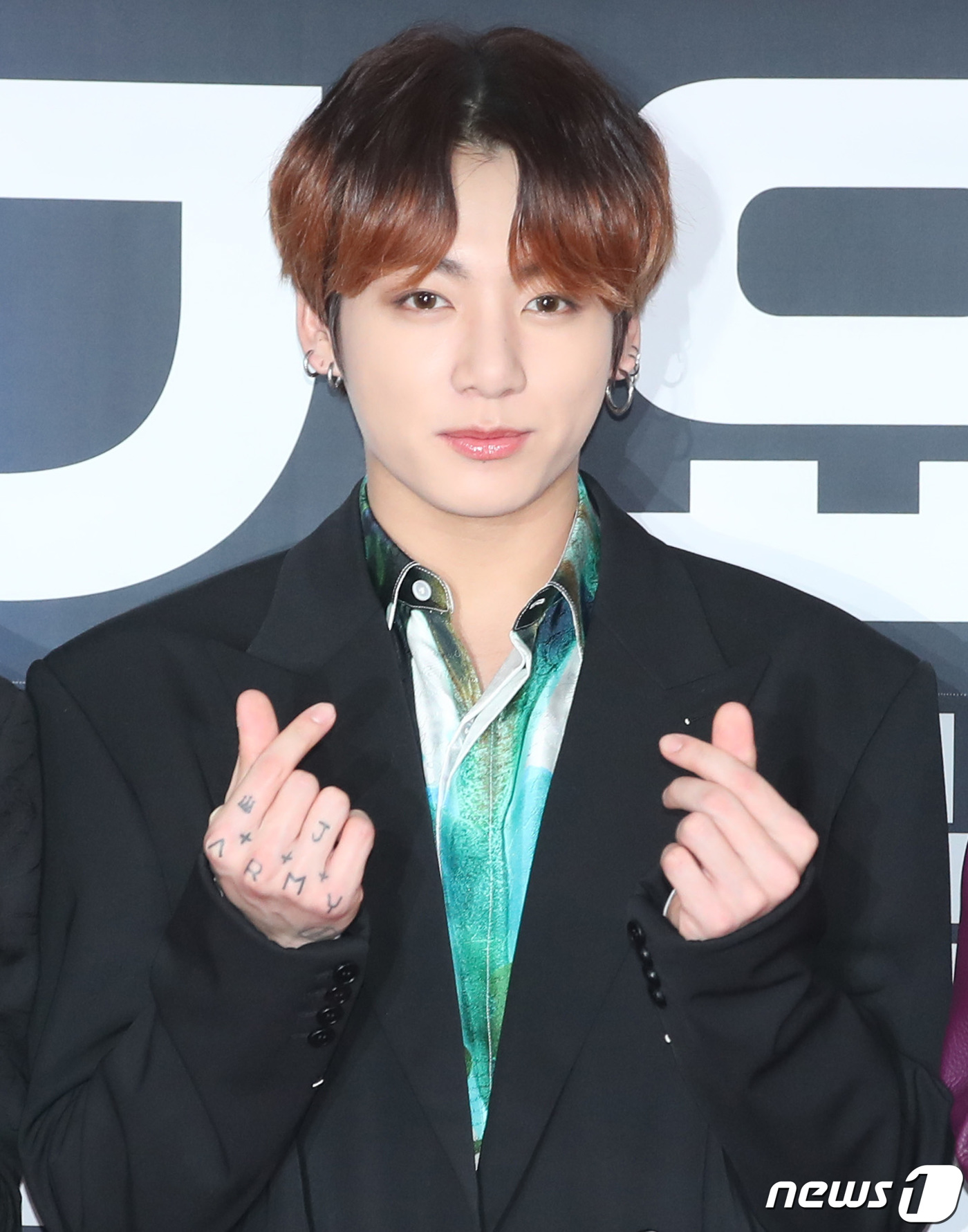 (서울=뉴스1) 권현진 기자 = 방탄소년단(BTS) 정국이 크리스마스인 25일 오후 서울 고척돔에서 열린 ‘2019 SBS 가요대전’ 포토콜 행사에 참석해 포즈를 취하고 있다. 2 …