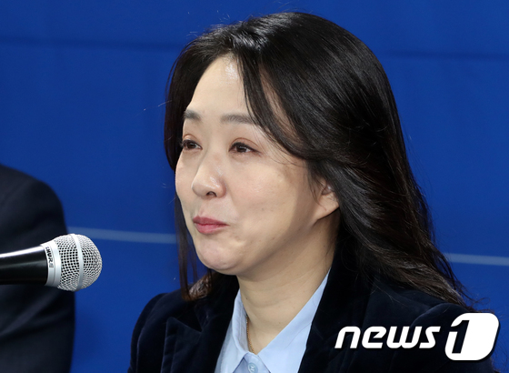 눈물 글썽이는 최혜영 교수
