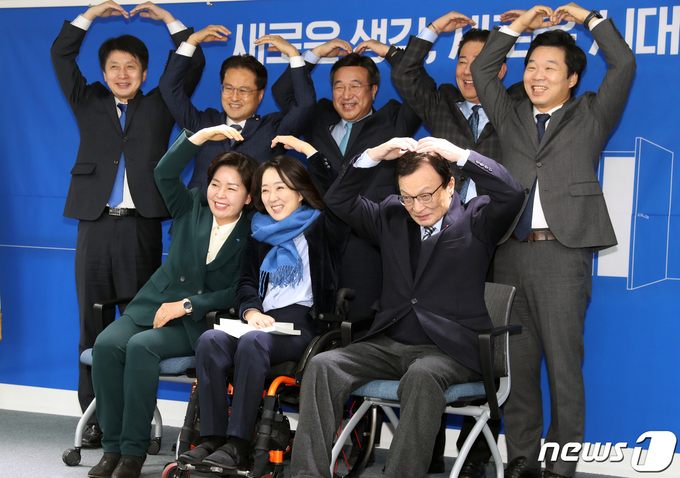 (서울=뉴스1) 이종덕 기자 = 더불어민주당 21대 총선 인재영입 1호인 최혜영 교수(강동대학교)가 26일 서울 여의도 더불어민주당 중앙당사에서 열린 인재영입식에서 이해찬 대표, …