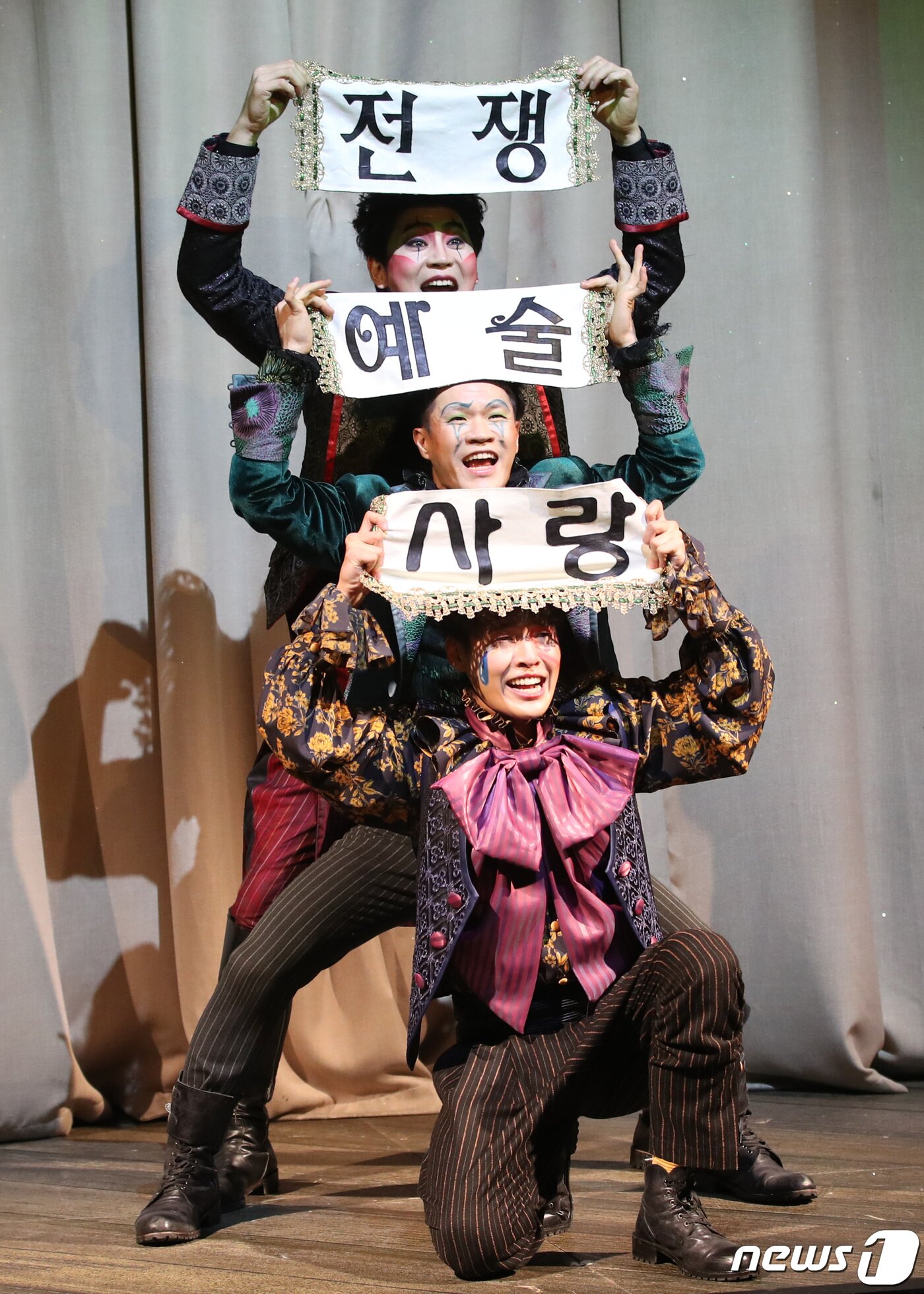 본문 이미지 - 배우 강하늘, 육현욱, 장지후가 6일 오후 서울 동덕여대 공연예술센터에서 열린 연극 ‘환상동화’ 프레스콜에 참석해 열연을 펼치고 있다. 2019.12.26/뉴스1 ⓒ News1 권현진 기자