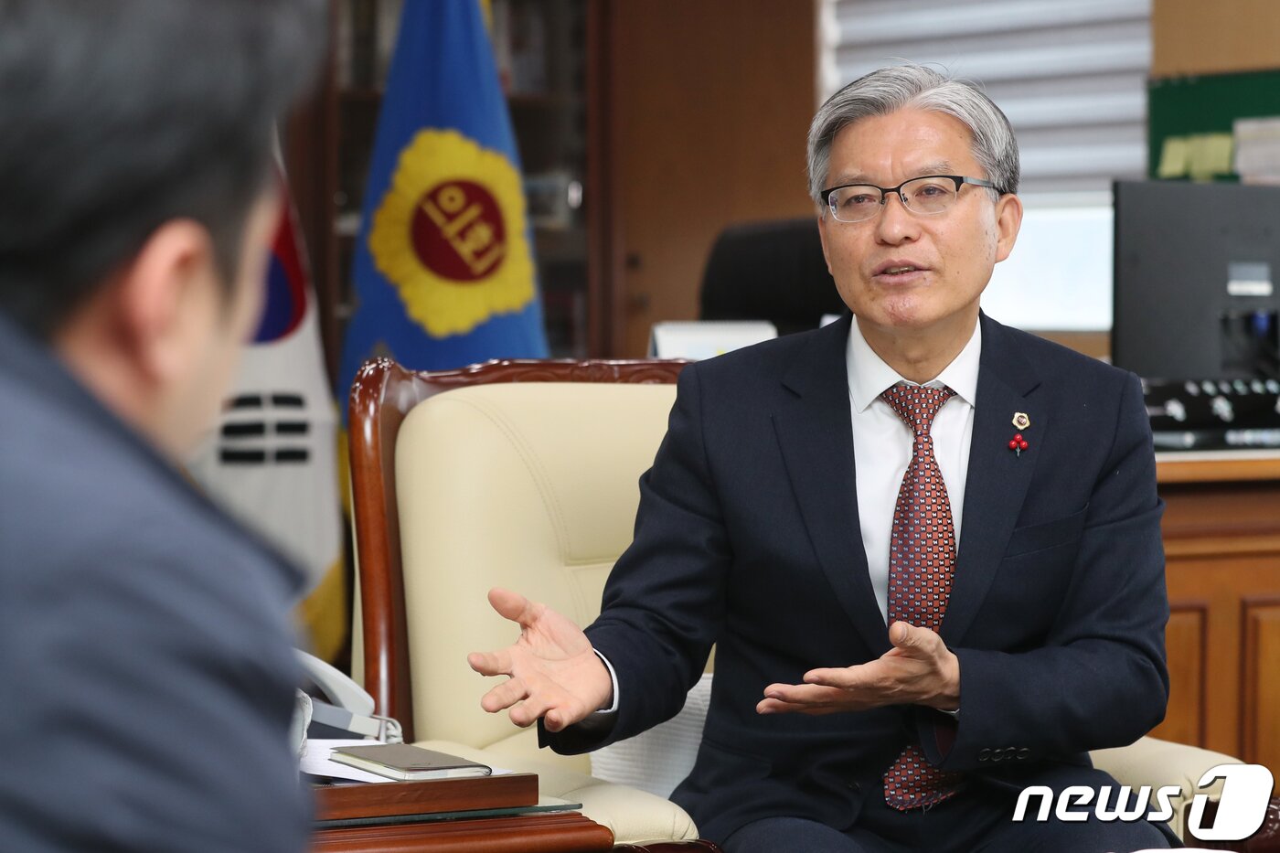 본문 이미지 - 장선배 충북도의회의장이 뉴스1과의 인터뷰에서 기자 질문에 답하고 있다. 2019.12.29/뉴스1 ⓒ News1 김용빈 기자