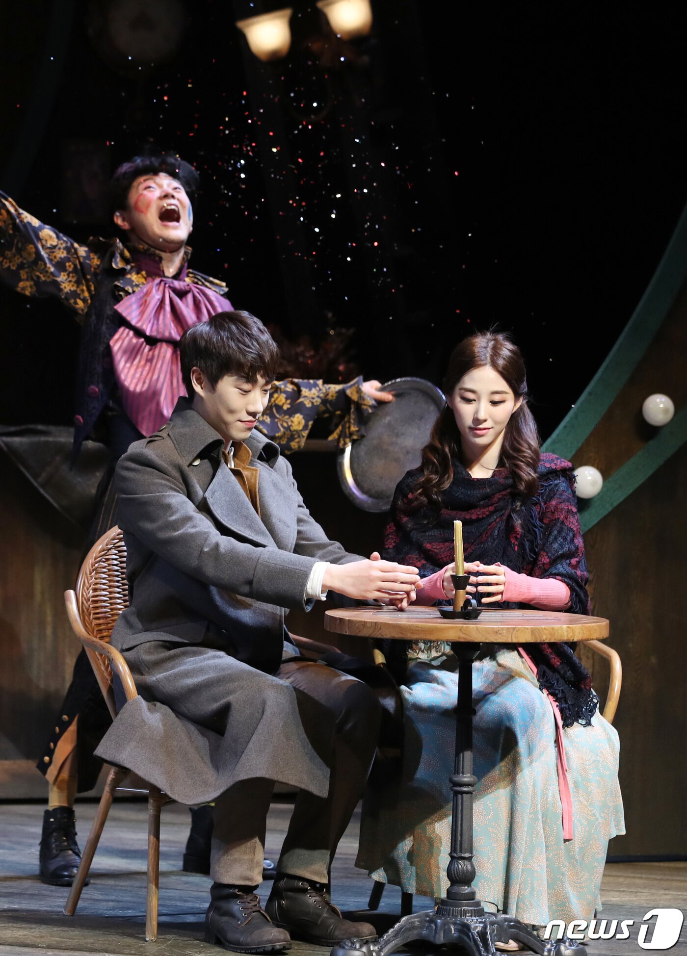 본문 이미지 - 배우 송광일(왼쪽부터), 백동현, 한소빈이 6일 오후 서울 동덕여대 공연예술센터에서 열린 연극 ‘환상동화’ 프레스콜에 참석해 열연을 펼치고 있다. 2019.12.26/뉴스1 ⓒ News1 권현진 기자