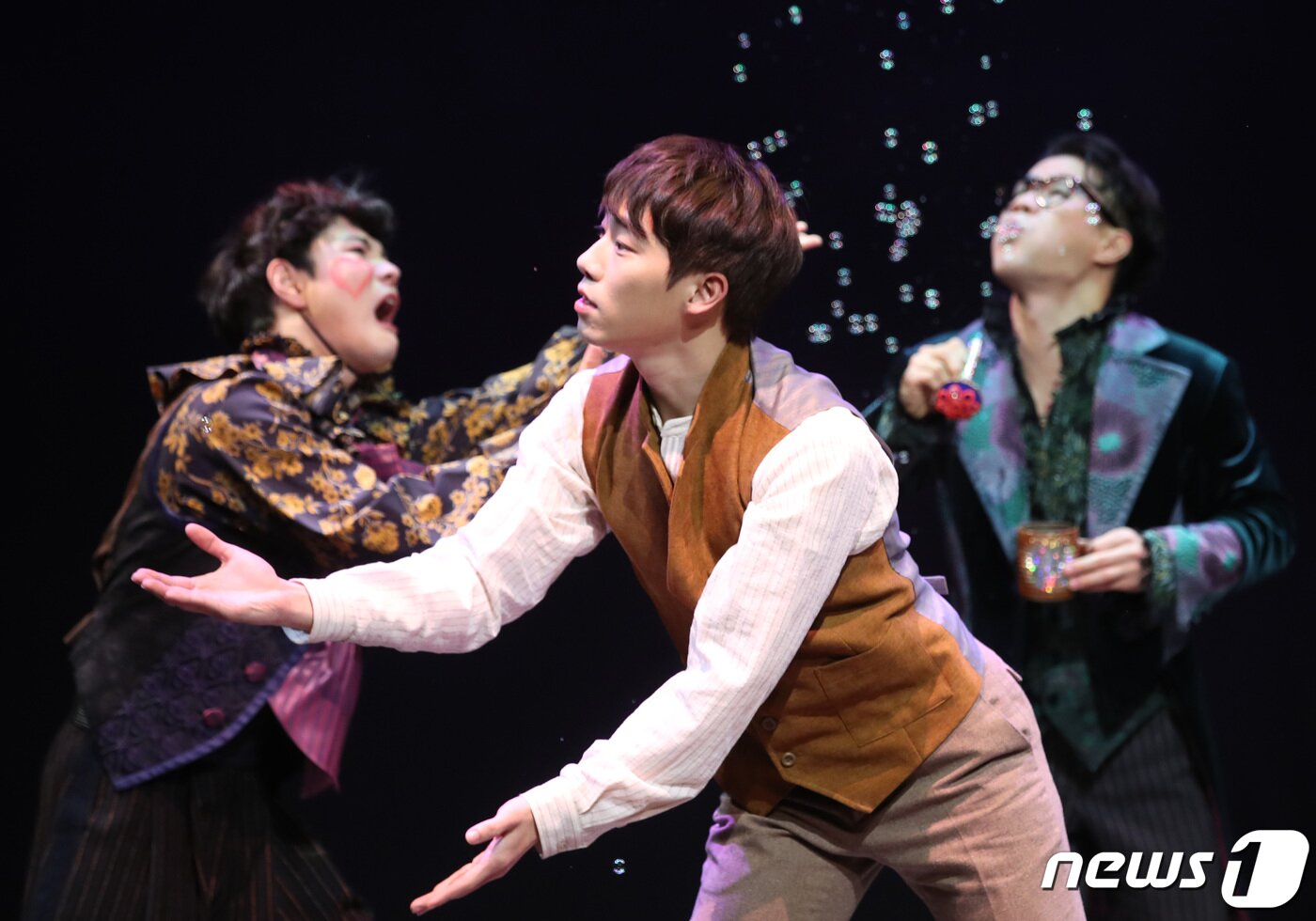 본문 이미지 - 배우 백동현(가운데)이 6일 오후 서울 동덕여대 공연예술센터에서 열린 연극 ‘환상동화’ 프레스콜에 참석해 열연을 펼치고 있다. 2019.12.26/뉴스1 ⓒ News1 권현진 기자