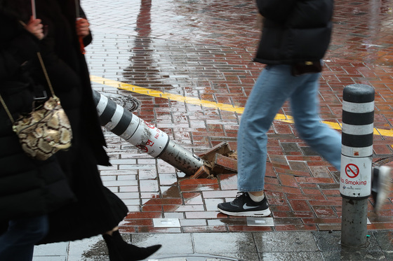 볼라드 깨지고 보차도 초과 점용…광주 5개 구 보행 안전시설 관리 미흡