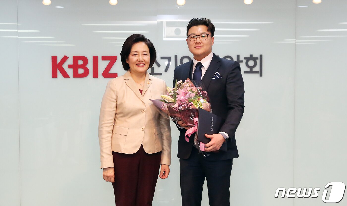 본문 이미지 - 박영선 중소벤처기업부 장관이 26일, 서울 여의도 중소기업중앙회 대회의실에서 개최된 제4회 명문장수기업 확인서 수여식에서 최종문 청주석회 대표이사에게 확인서를 수여하고 있다. (중소벤처기업부 제공) 2019.12.26/뉴스1