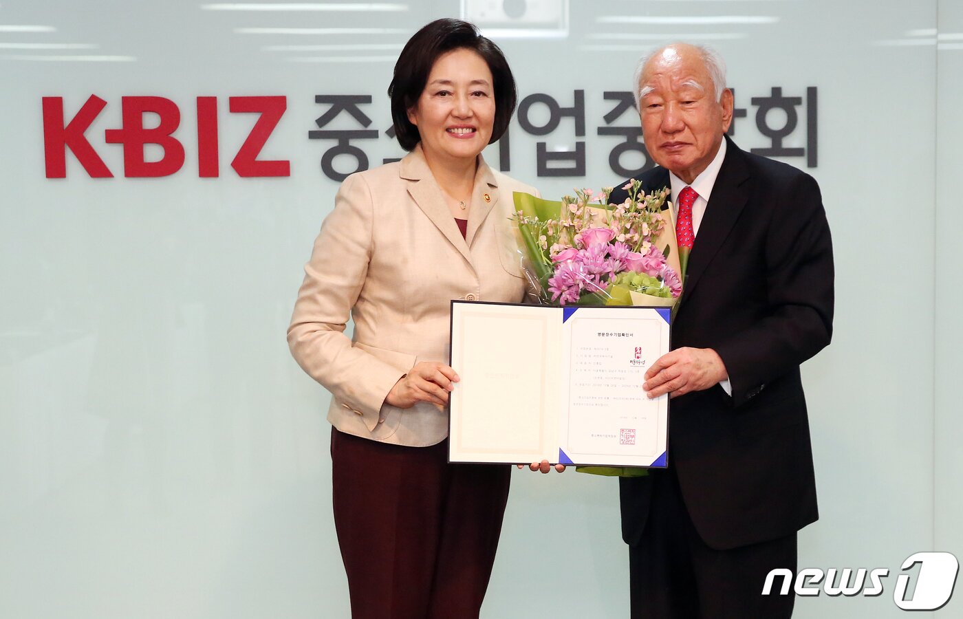 본문 이미지 - 박영선 중소벤처기업부 장관이 26일, 서울 여의도 중소기업중앙회 대회의실에서 개최된 제4회 명문장수기업 확인서 수여식에서 신동식 한국해사기술 명예회장에게 확인서를 수여하고 있다. (중소벤처기업부 제공) 2019.12.26/뉴스1