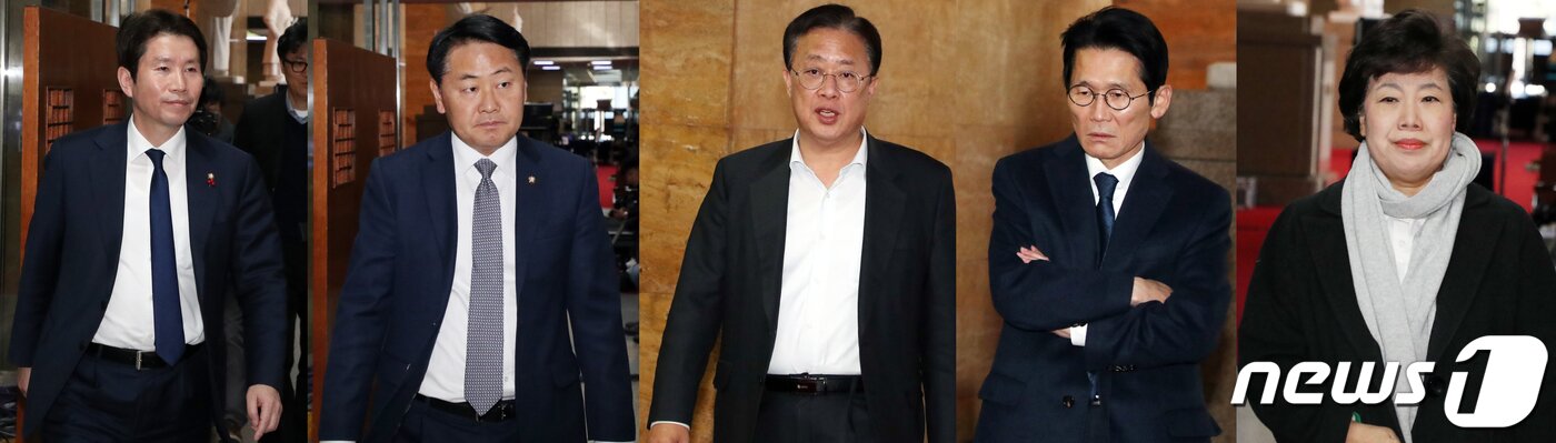본문 이미지 - 지난 27일 4+1 협의체 원내대표급 회의에 참석한 이인영 더불어민주당 원내대표, 김관영 바른미래당 최고위원, 유성엽 대안신당추진위원회 대표, 윤소하 정의당 원내대표, 조배숙 민주평화당 원내대표(왼쪽부터). 2019.12.27/뉴스1 ⓒ News1 김명섭 기자