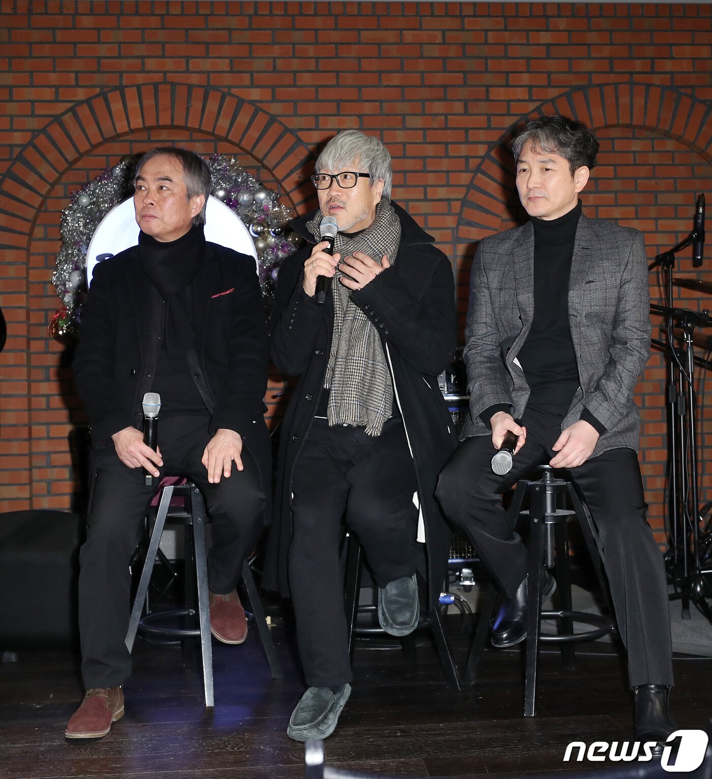 본문 이미지 - 밴드 빛과소금의 박성식(왼쪽부터), 봄여름가을겨울 김종진, 빛과소금 장기호가 27일 오후 서울 마포구 홍대 더 노라 스테이지 와이에서 열린 미니앨범 ‘봄여름가을겨울 리:유니온 위드(Re:union with) 빛과소금’ 발매 기념 기자간담회에서 인사말을 하고 있다. 이번 앨범은 故전태관 1주기를 추모하기 위해 발매됐으며 봄여름가을겨울 김종진과 빛과소금 장기호, 박성식 세 사람이 33년 만에 협업한 작품으로 관심을 모으고 있다. 2019.12.27/뉴스1 ⓒ News1 김진환 기자