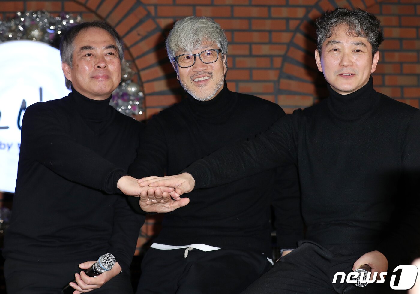 본문 이미지 - 밴드 빛과소금의 박성식(왼쪽부터), 봄여름가을겨울 김종진, 빛과소금 장기호가 27일 오후 서울 마포구 홍대 더 노라 스테이지 와이에서 열린 미니앨범 ‘봄여름가을겨울 리:유니온 위드(Re:union with) 빛과소금’ 발매 기념 기자간담회에서 환하게 웃으며 포즈를 취하고 있다. 이번 앨범은 故전태관 1주기를 추모하기 위해 발매됐으며 봄여름가을겨울 김종진과 빛과소금 장기호, 박성식 세 사람이 33년 만에 협업한 작품으로 관심을 모으고 있다. 2019.12.27/뉴스1 ⓒ News1 김진환 기자