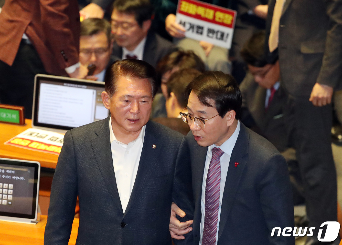(서울=뉴스1) 김명섭 기자 = 이원욱 더불어민주당·김한표 자유한국당 원내수석부대표가 27일 서울 여의도 국회 본회의장에서 제373회 국회(임시회) 제1차 본회의 개의에 앞서 대화 …