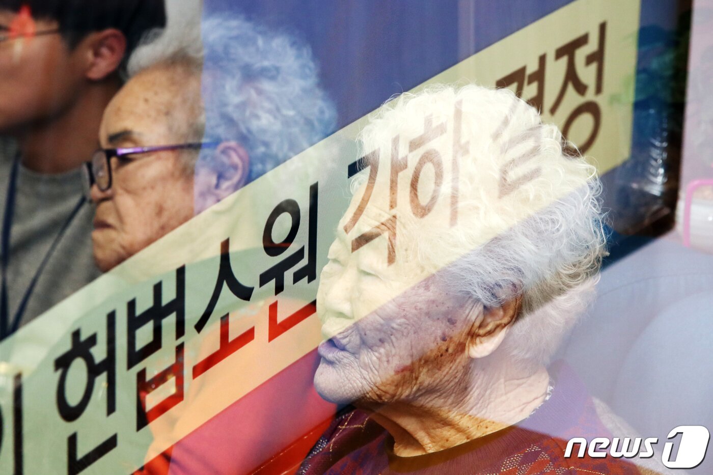 본문 이미지 - 헌법재판소가 2015년 박근혜정부가 일본정부와 발표한 '한·일위안부 합의'에 대한 선고를 내린 27일 오후 경기도 광주시 퇴촌면 나눔의 집에서 부산 출신 이옥선 할머니와 대구 출신 이옥선 할머니가 헌재의 각하 결정에 대해 입장을 밝히고 있다. (다중노출 촬영) 2019.12.27/뉴스1 ⓒ News1 조태형 기자