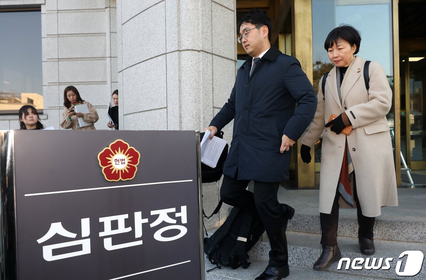 본문 이미지 - 헌법재판소가 '한·일 위안부 합의' 헌법소원 선고에서 각하 결정을 내린 27일 오후 서울 종로구 재동 헌법재판소 대심판정 앞에서 원고측 이동준 변호사(왼쪽)와 한경희 정의기억연대 사무총장이 재판 결과와 관련한 입장을 밝힌 뒤 자리를 뜨고 있다. 2019.12.27/뉴스1 ⓒ News1 오대일 기자