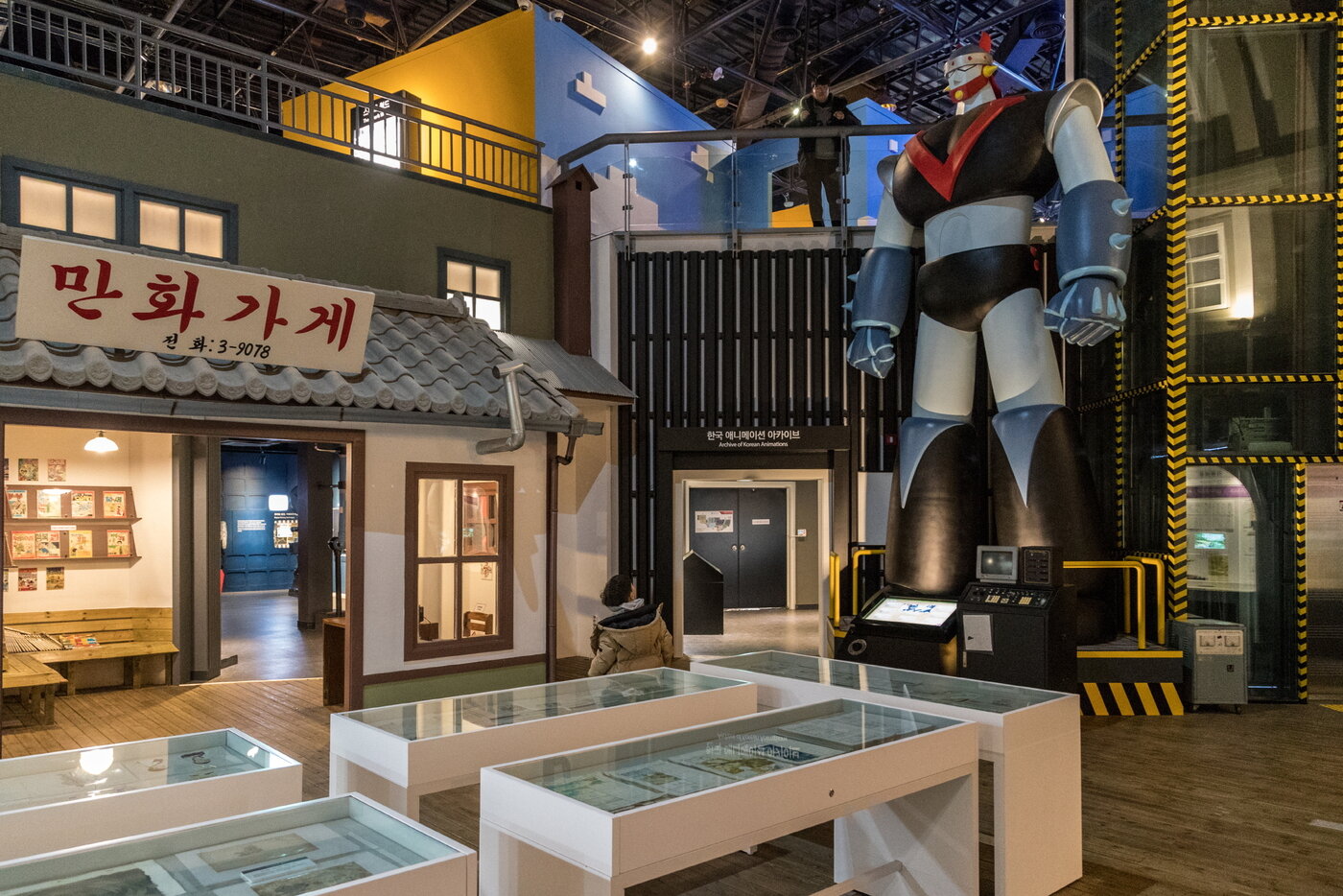 본문 이미지 - 애니메이션 박물관 1층 전시관의 로봇 태권브이 조형물