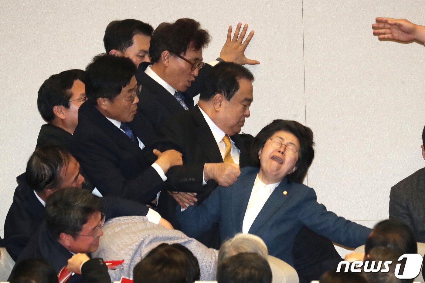 본문 이미지 - 이은재 자유한국당 의원이 27일 서울 여의도 국회 본회의장에서 제373회 국회(임시회) 제1차 본회의 개의를 위해 의장석으로 향하는 문희상 국회의장을 막아서고 있다. 2019.12.27/뉴스1 ⓒ News1 임세영 기자