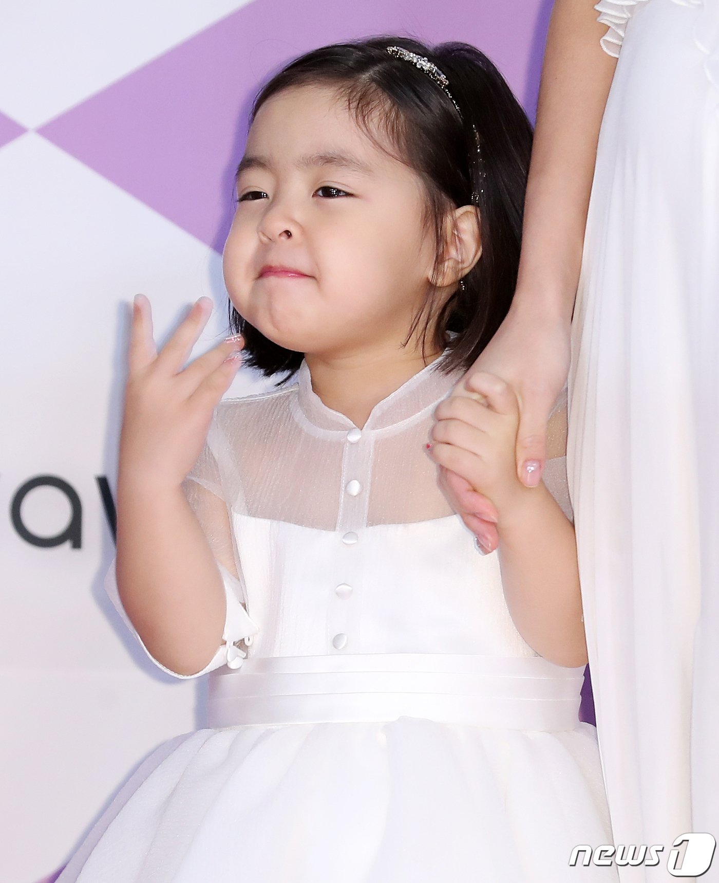 (서울=뉴스1) 김진환 기자 = 배우 이윤지의 딸 라니가 28일 오후 서울 마포구 상암동 SBS 프리즘타워에서 열린 ‘2019 SBS 연예대상’ 포토콜 행사에 참석해 포즈를 취하고 …