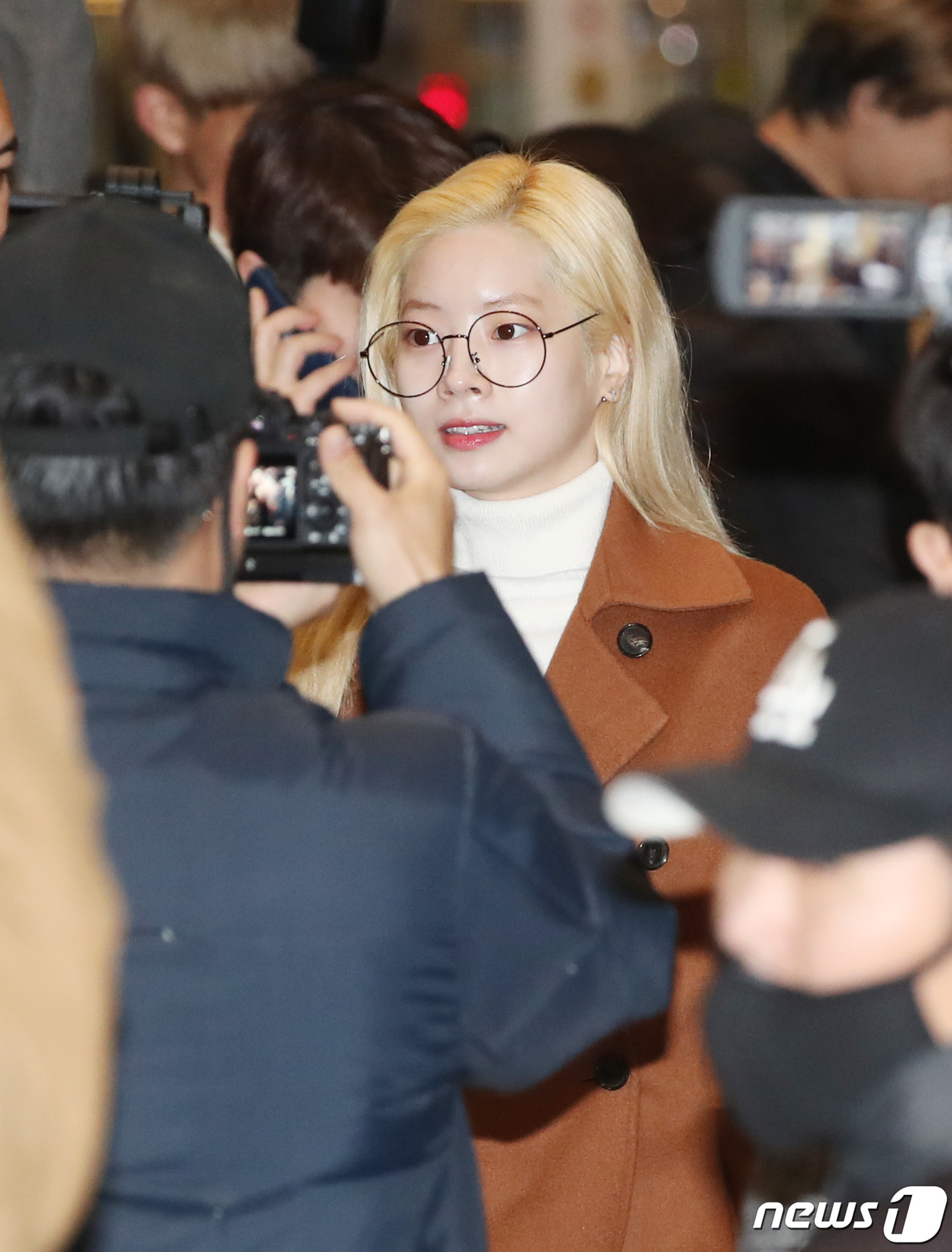(김포공항=뉴스1) 권현진 기자 = 트와이스(TWICE) 다현이 행사차 29일 김포국제공항을 통해 일본으로 출국하고 있다. 2019.12.29/뉴스1