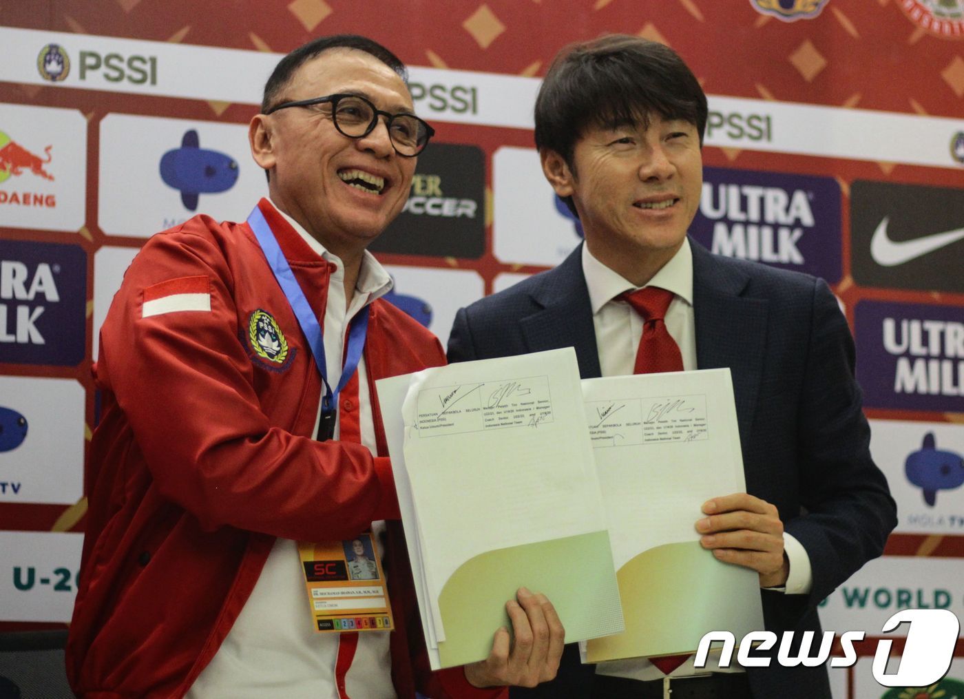 본문 이미지 - 신태용 감독이 28일(한국시각) 인도네시아 자카르타의 파칸사리 스타디움에서 인도네시아 축구대표팀 감독직을 수락하는 계약서에 서명했다. 2020년부터 4년 동안 인도네시아 국가대표팀과 23세 이하(U-23), 20세 이하(U-20) 대표팀을 모두 이끈다. ⓒ AFP=뉴스1 ⓒ News1 이동원 기자