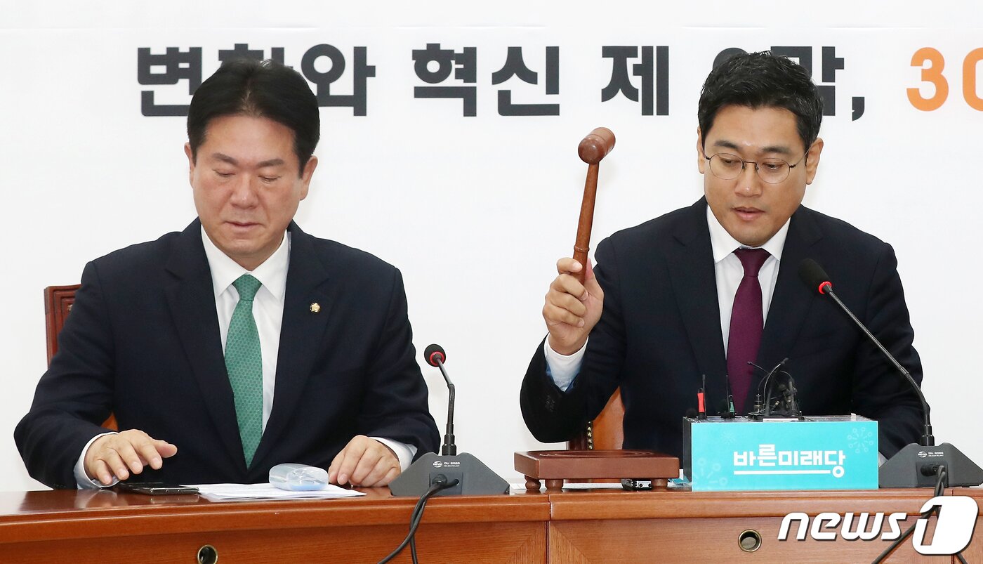 본문 이미지 - 중앙당 윤리위원회로부터 '당원권 1년 정지'라는 중징계를 받은 오신환 바른미래당 원내대표가 3일 오전 서울 여의도 국회에서 열린 원내대책회의에서 의사봉을 두드리고 있다. ⓒ News1 민경석 기자