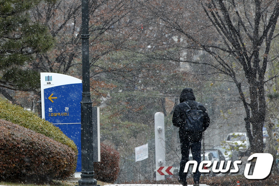 눈이 내리는 3일 서울 서초구 대검찰청에서 시민이 모자를 쓴채 지나가고 있다. 2019.12.3/뉴스1 © News1 안은나 기자