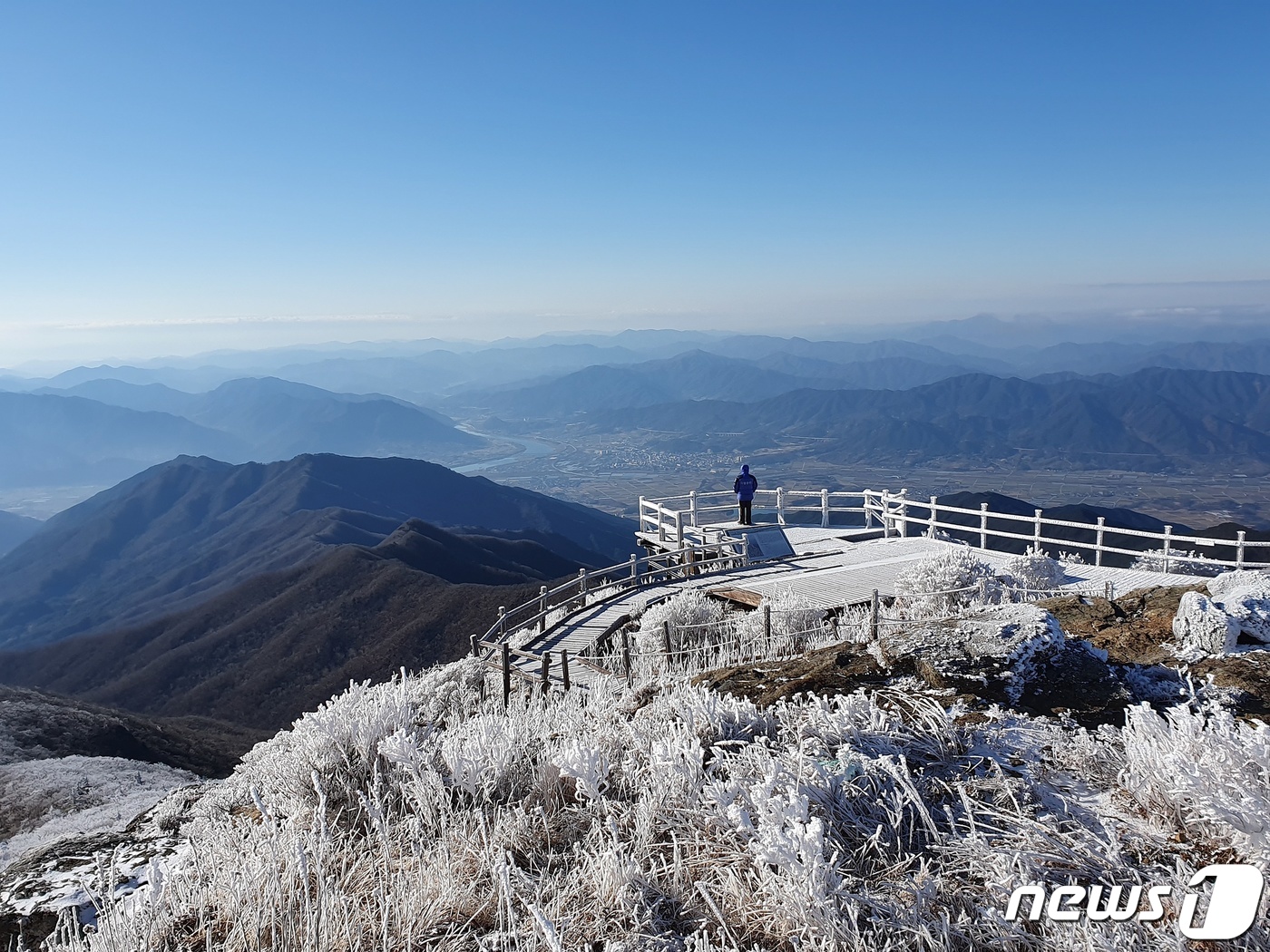 (구례=뉴스1) 서순규 기자 = 3일 오전 전남 구례군 산동면 지리산국립공원 노고단에 밤새 내린 눈으로 산 전체가 하얗게 덮여 있다.(구례군 제공)2019.12.3/뉴스1