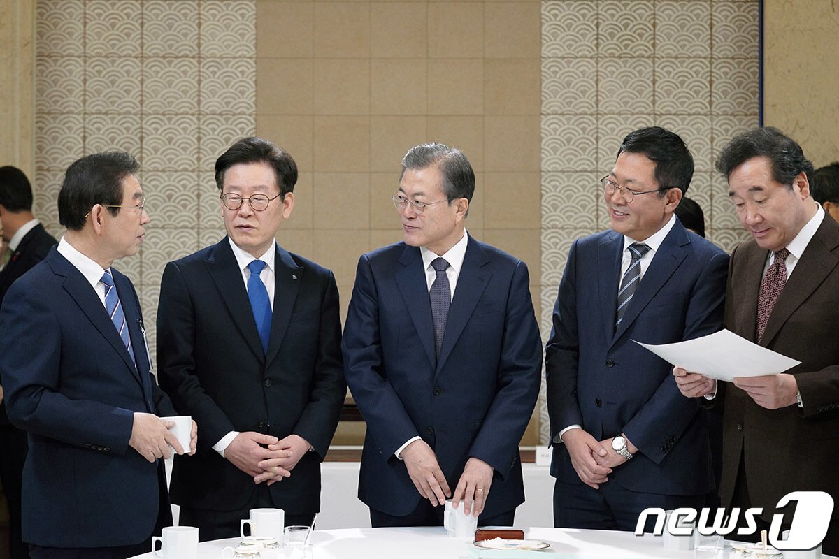 본문 이미지 - 문재인 대통령이 3일 오전 청와대에서 열린 국무회의에 앞서 참석자들과 대화하고 있다. 왼쪽부터 박원순 서울시장, 이재명 경기도지사, 문 대통령, 박남춘 인천시장, 이낙연 국무총리. (청와대 제공) 2019.12.3/뉴스1