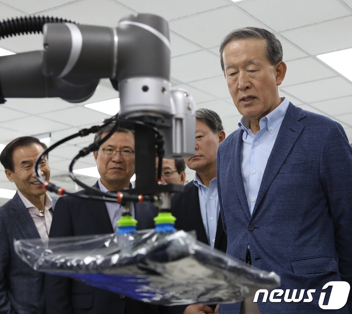 본문 이미지 - 허창수 GS 초대회장이 올해 열린 GS 해외사장단 회의에서 제조 현장을 둘러보고 있다. ⓒ 뉴스1