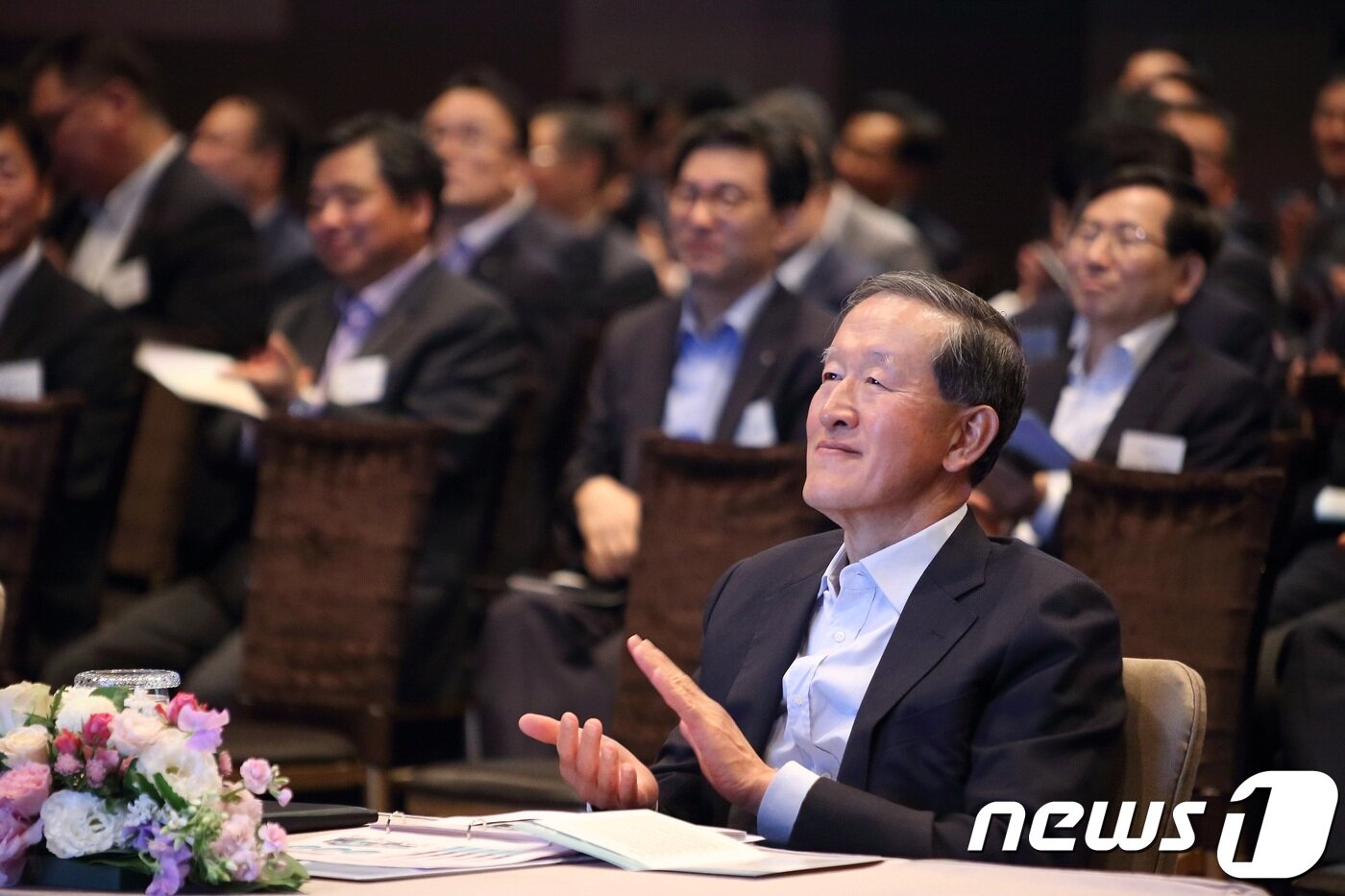 본문 이미지 - 허창수 GS그룹 초대 회장이 2017년 5월 GS 밸류크리에이션 포럼에서 박수로 참석자들을 격려하고 있다.ⓒ 뉴스1