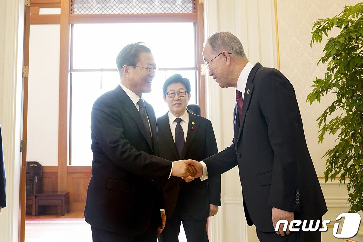 본문 이미지 - 문재인 대통령이 3일 청와대에서 열린 국가기후환경회의 격려 오찬에서 반기문 위원장과 악수하고 있다. (청와대 제공) 2019.12.3/뉴스1