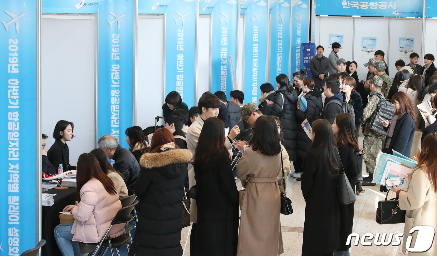 본문 이미지 - 지난해 12월 경북 경산시 영남대학교 천마아트센터에서 열린 '2019년 하반기 항공일자리 지역별 릴레이 설명회'에서 구직자들이 항공사 부스에서 취업 상담을 하고 있다. 2019.12.3/뉴스1 ⓒ News1 공정식 기자