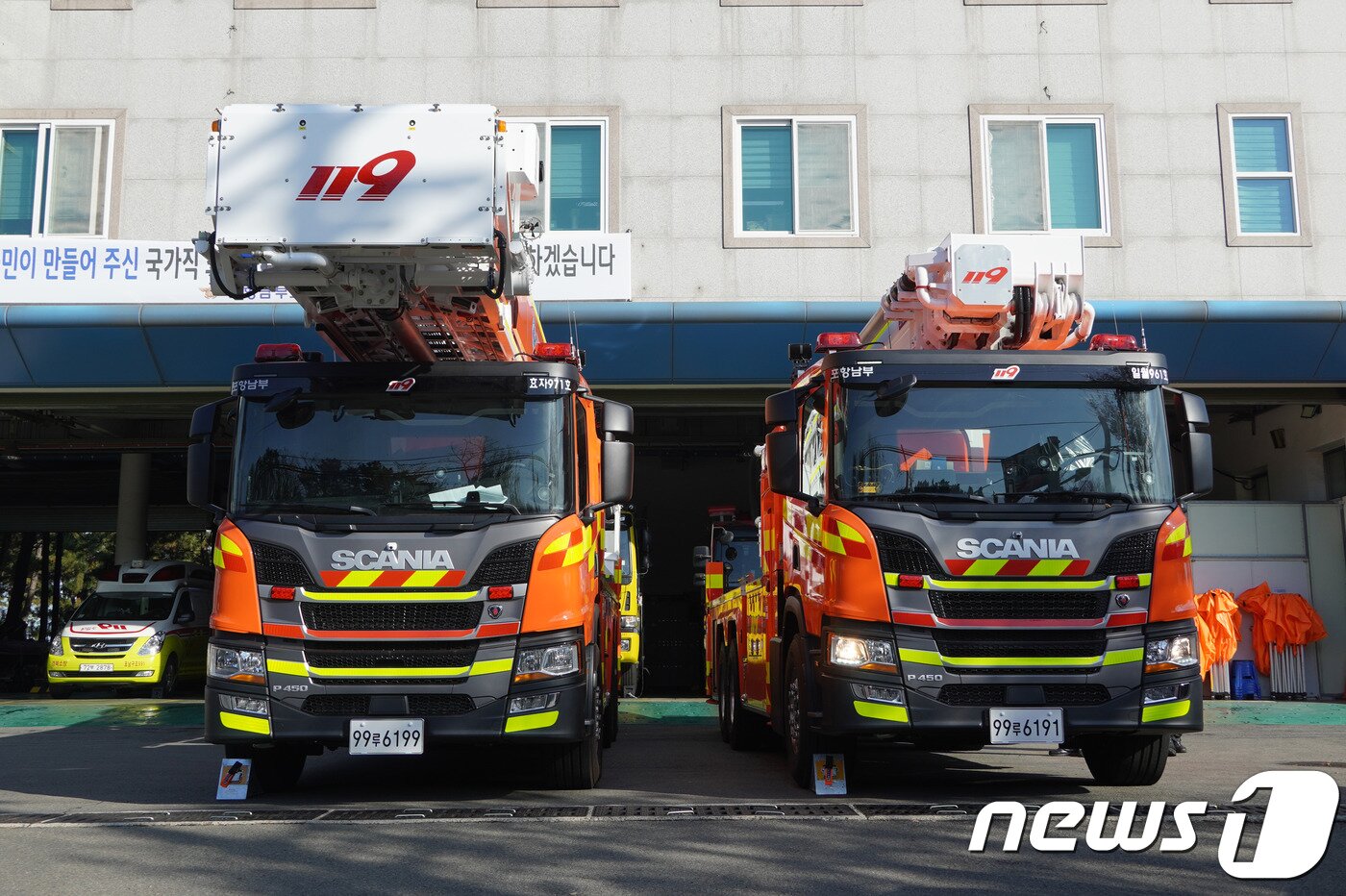 본문 이미지 - 포항남부소방서 일월119안전센터와 효자 119안전센터에 배치된 굴절차와 고가사다리차량. (포항남부소방서제공) 2019.12.3/ⓒ 뉴스1