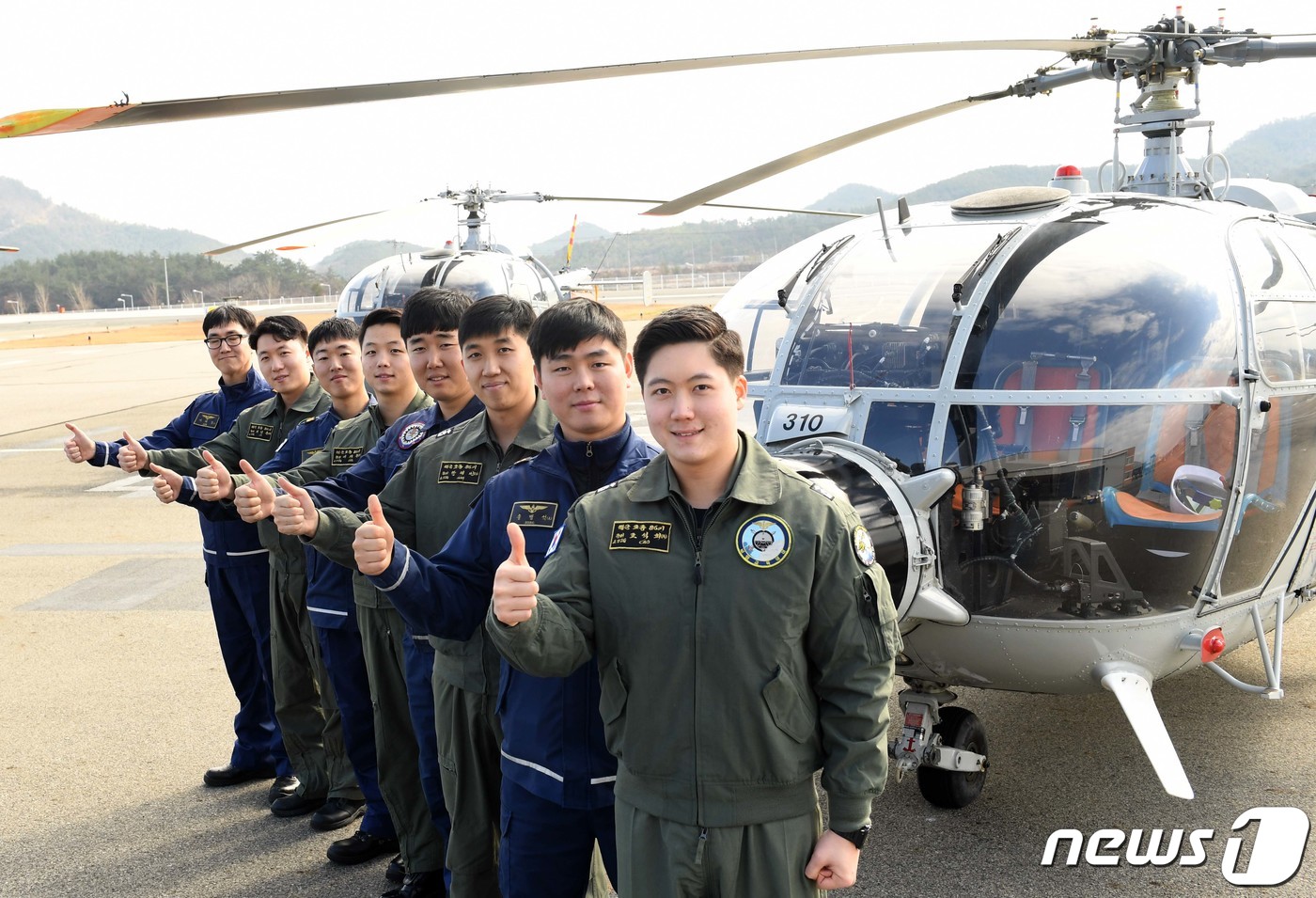 (서울=뉴스1) = 3일 학생 조종사들과 정비사들이 이날 퇴역한 알루에트(ALT)-3 해상작전헬기 앞에서 기념촬영을 하고 있다.알루에트(ALT)-Ⅲ 해상작전헬기는 대잠작전 능력을 …