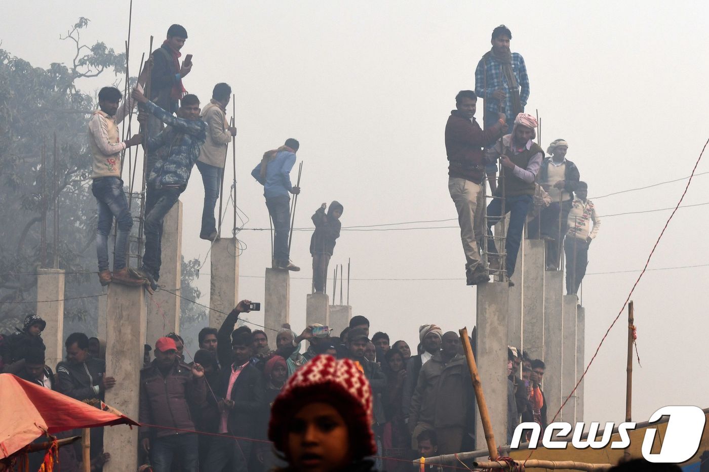 본문 이미지 - 3일(현지시간) 열린 가디마이 축제 도살극을 곁에서 지켜보고 있는 관중들. ⓒ AFP=뉴스1