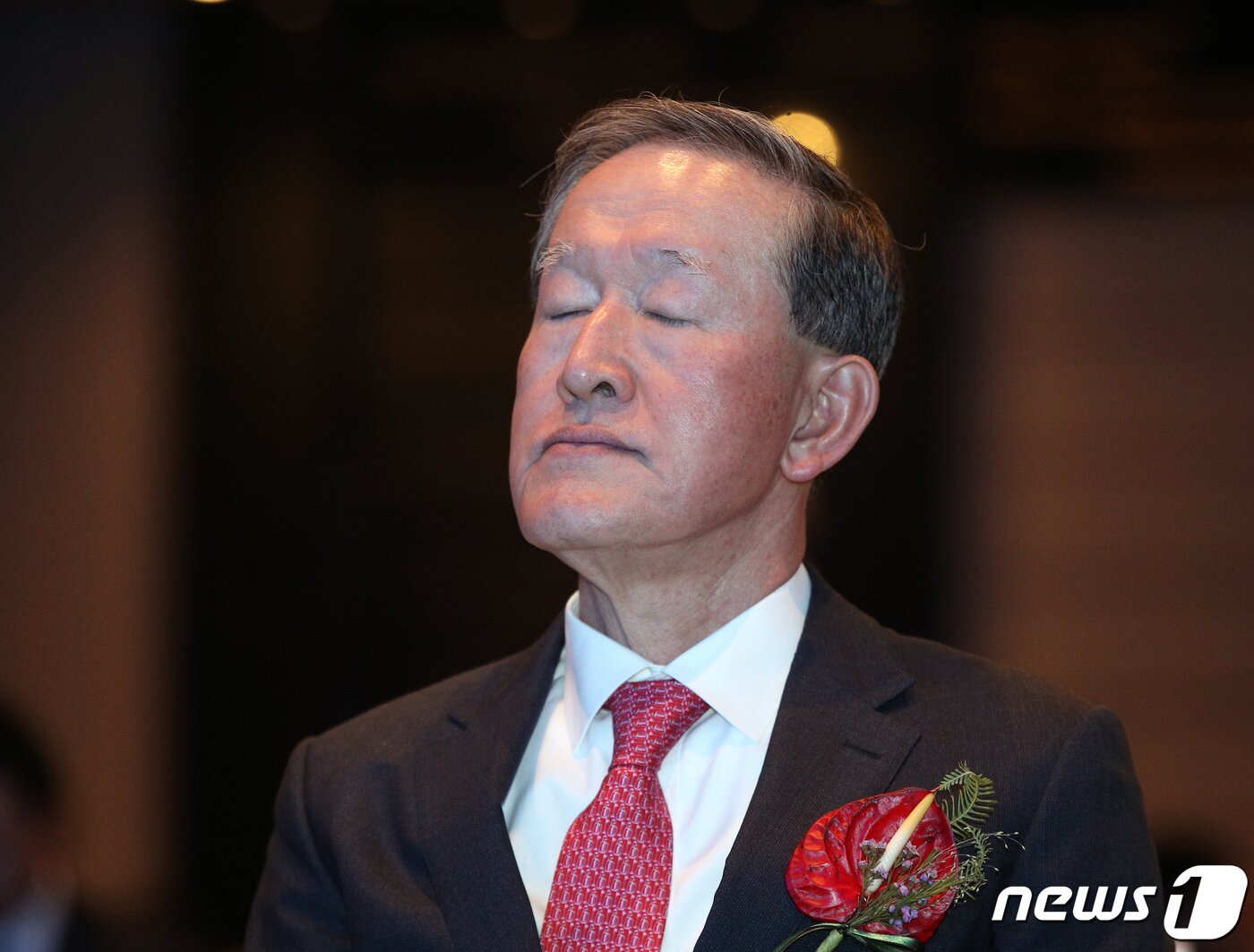 본문 이미지 - 허창수 GS그룹 명예회장이 지난해 12월 서울 용산구 하얏트호텔에서 열린 한-산동성 경제통상 협력 교류회에서 생각에 잠겨 있다. GS그룹 초대 회장이기도 한 허 회장은 15년 만에 그룹 회장직에서 물러났고, 허 회장의 넷째 동생인 허태수 GS홈쇼핑 부회장이 새로 회장에 올랐다. /뉴스1 ⓒ News1 신웅수 기자