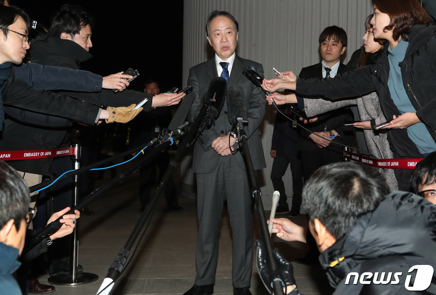 (서울=뉴스1) 허경 기자 = 도미타 고지(富田浩司) 신임 주한 일본대사가 3일 서울 김포국제공항을 통해 입국하며 취재진의 질의에 답하고 있다. 2004~2006년 주한 일본대사관 …